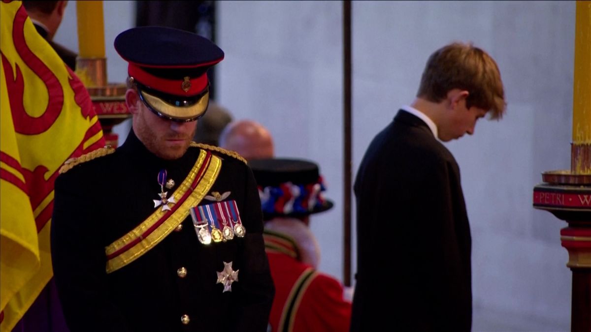 Princ Harry dorazil
na vigilii za královnu v uniformě